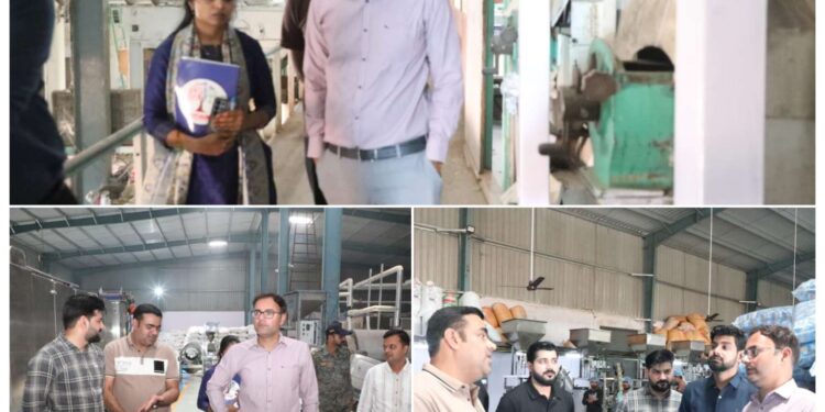 *कलेक्टर श्री तिवारी ने किया औद्योगिक इकाइयों का निरीक्षण* *कलेक्टर ने औद्योगिक इकाइयों के संचालकों से उत्पादों के निर्यात,रोजगार नियोजन के संबंध में जानकारी ली*
