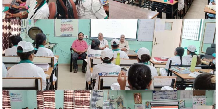 स्व सहायता समूह की महिलाओं को दिया जा रहा है कंप्यूटर एकाउंटिंग प्रशिक्षण।