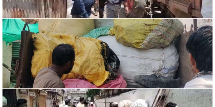 अग्नि दुर्घटना की आशंका पर निगम की सख्त कार्यवाही, मजार गली में कबाड़ सामग्री जब्त