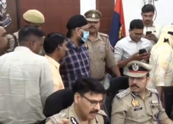 किडनी व्यापार का खेल! पुलिस ने 6 अस्पतालों पर छापेमारी कर किडनी ट्रांसप्लांट गैंग का भंडाफोड़ किया. MBA छात्र से ₹6 लाख में किडनी लेकर ₹80 लाख में बेची गई। अब तक 7–8 ट्रांसप्लांट का खुलासा. 6 डॉक्टर समेत 7 गिरफ्तार, 4 आरोपी फरार है.