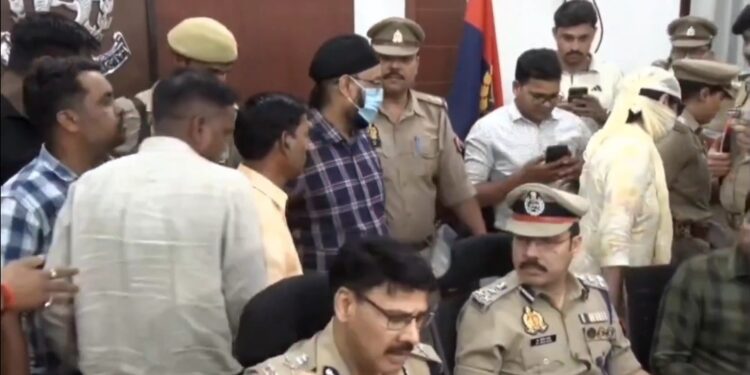 किडनी व्यापार का खेल! पुलिस ने 6 अस्पतालों पर छापेमारी कर किडनी ट्रांसप्लांट गैंग का भंडाफोड़ किया. MBA छात्र से ₹6 लाख में किडनी लेकर ₹80 लाख में बेची गई। अब तक 7–8 ट्रांसप्लांट का खुलासा. 6 डॉक्टर समेत 7 गिरफ्तार, 4 आरोपी फरार है.