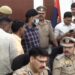 किडनी व्यापार का खेल! पुलिस ने 6 अस्पतालों पर छापेमारी कर किडनी ट्रांसप्लांट गैंग का भंडाफोड़ किया. MBA छात्र से ₹6 लाख में किडनी लेकर ₹80 लाख में बेची गई। अब तक 7–8 ट्रांसप्लांट का खुलासा. 6 डॉक्टर समेत 7 गिरफ्तार, 4 आरोपी फरार है.