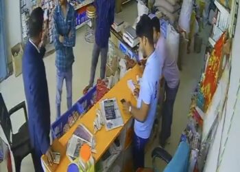 7 नकली IT अफसर गिरफ्तार 😱 ऐसे चला रहे थे बड़ा खेल पूरा VIDEO देखें