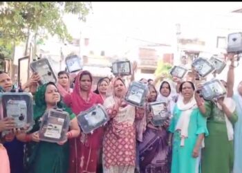 आज सैकड़ों महिलाओं ने BJP नेताओं के नेतृत्व अपने घरों में लगे बिजलीमीटर उखाड़ फैंके. बुलेट ट्रेन की तेजी से जनता का पैसा डकारने वाले मीटर महीने में 3 गुना तक पैसा वसूल रहे है.