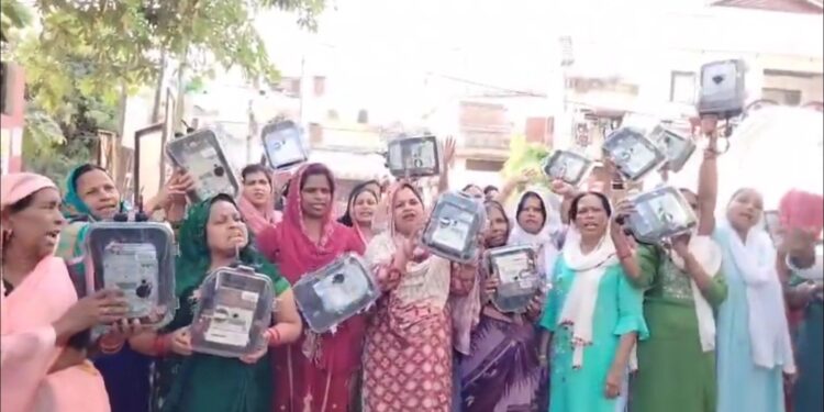 आज सैकड़ों महिलाओं ने BJP नेताओं के नेतृत्व अपने घरों में लगे बिजलीमीटर उखाड़ फैंके. बुलेट ट्रेन की तेजी से जनता का पैसा डकारने वाले मीटर महीने में 3 गुना तक पैसा वसूल रहे है.