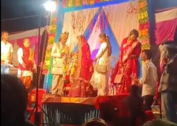 😱 जयमाला से पहले दुल्हन का बड़ा कांड! स्टेज से कूदकर प्रेमी को पहनाई माला VIDEO वायरल