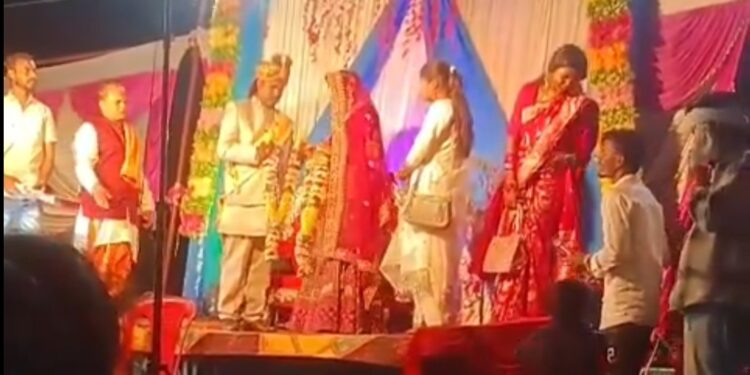😱 जयमाला से पहले दुल्हन का बड़ा कांड! स्टेज से कूदकर प्रेमी को पहनाई माला VIDEO वायरल