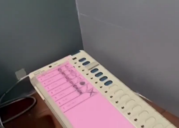 EVM पर टेप? भारी फोर्स के बीच ये क्या खेल चल रहा है! 😳 2 लाख फोर्स भी बेबस? EVM के साथ छेड़छाड़ का बड़ा आरोप 🔥