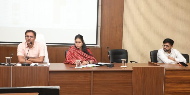 लोकसेवा गारंटी अधिनियम के तहत समय-सीमा में सेवा उपलब्ध नहीं करने पर दो नायब तहसीलदारों पर जुर्माना लगाने के निर्देश