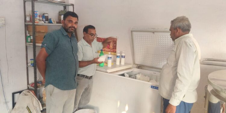 विजयराघवगढ़ में महालक्ष्मी डेयरी पर खाद्य सुरक्षा विभाग का छापा, दूध और क्रीम के लिए गए नमूने