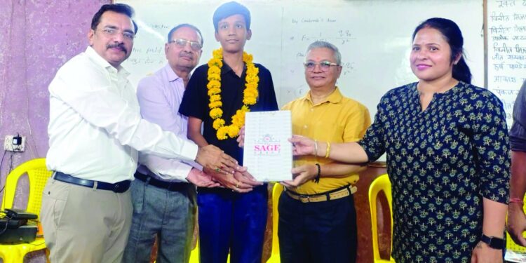 तकनीक का सही दिशा में उपयोग करें विद्यार्थी परीक्षा में उत्कृष्ट प्रदर्शन करने वाले बच्चों का सम्मान