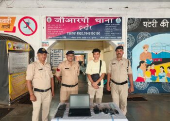 🚨 ट्रेन में छूटा लैपटॉप और जरूरी दस्तावेजों से भरा बैग! 👏 GRP की सतर्कता से यात्री को वापस मिला 50 हजार का सामान