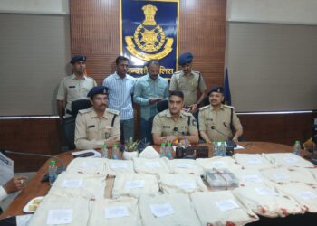 20 करोड़ की ब्राउन शुगर के साथ अंतर्राज्यीय मादक पदार्थ तस्कर गिरोह पर बड़ी कार्रवाई, DGP कैलाश मकवाणा ने मंदसौर पुलिस टीम को दी बधाई