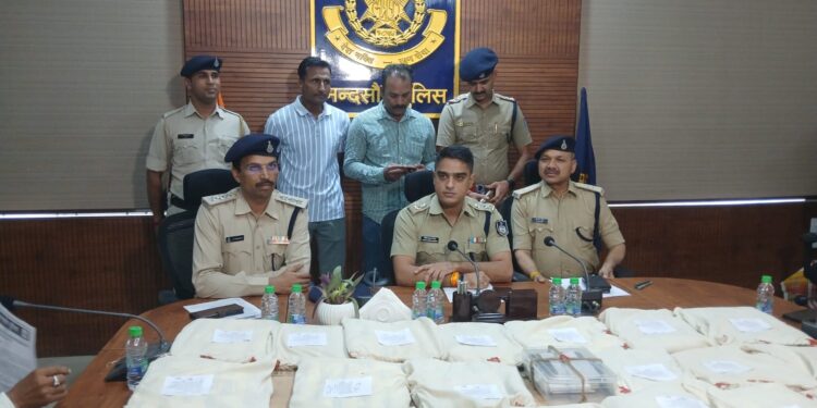 20 करोड़ की ब्राउन शुगर के साथ अंतर्राज्यीय मादक पदार्थ तस्कर गिरोह पर बड़ी कार्रवाई, DGP कैलाश मकवाणा ने मंदसौर पुलिस टीम को दी बधाई