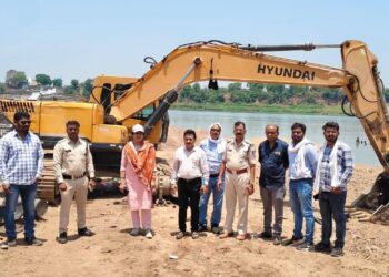 अवैध उत्खनन पर प्रशासन की सख्त कार्रवाई जारी  💠 खनिज, पुलिस एवं राजस्व विभाग की संयुक्त टीम ने पोकलेन एवं दो डंपर किए जप्त