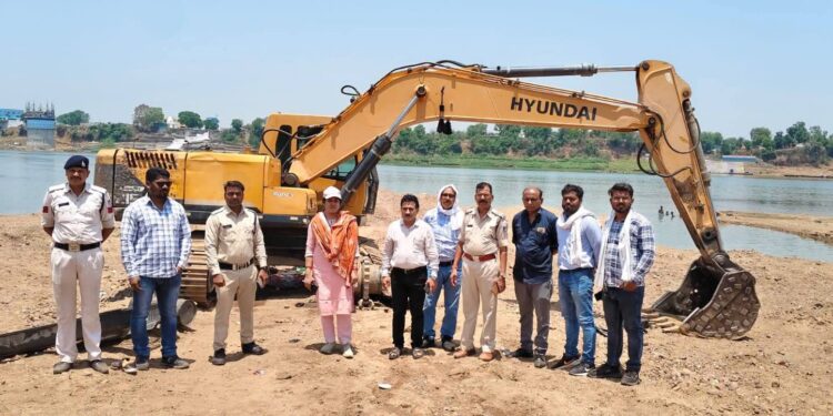 अवैध उत्खनन पर प्रशासन की सख्त कार्रवाई जारी  💠 खनिज, पुलिस एवं राजस्व विभाग की संयुक्त टीम ने पोकलेन एवं दो डंपर किए जप्त