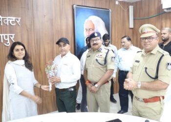कलेक्टर एवं प्रमुख जनगणना अधिकारी सुश्री बाफना ने अवंतिपुर बड़ोदिया के चार्ज अधिकारी को सम्मानित किया