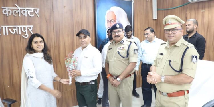 कलेक्टर एवं प्रमुख जनगणना अधिकारी सुश्री बाफना ने अवंतिपुर बड़ोदिया के चार्ज अधिकारी को सम्मानित किया