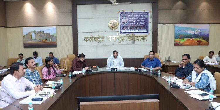 कलेक्टर श्री हरेंद्र नारायन ने आज कलेक्टर कार्यालय के सभाकक्ष में आयोजित टीएल बैठक में समय सीमा के लंबित प्रकरणों की समीक्षा की