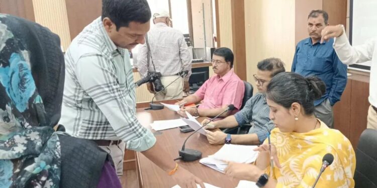 जनसुनवाई में अधिकारियों ने सुनीं 206 आवेदकों की समस्याएं