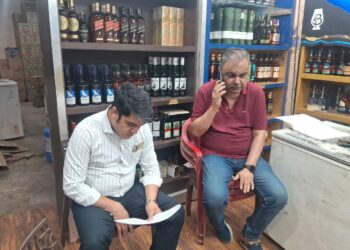 शराब दुकान पर छापामार कार्यवाही:-  निर्धारित दर से ज्यादा दाम पर बेची जा रही थी बीयर.  यूपीआई से किया भुगतान.