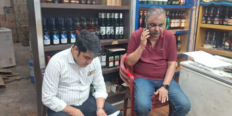 शराब दुकान पर छापामार कार्यवाही:-  निर्धारित दर से ज्यादा दाम पर बेची जा रही थी बीयर.  यूपीआई से किया भुगतान.
