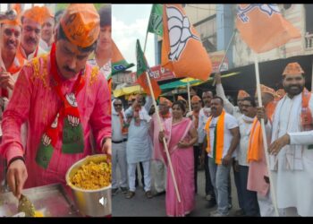 पश्चिम बंगाल के रुझानों ने देशवासियों को ऊर्जा से भर दिया..! झालमुड़ी संग जीत का जश्न”विधायक घनश्याम चंद्रवंशी”ने भाजपा कार्यकर्ताओं के संग मनाया