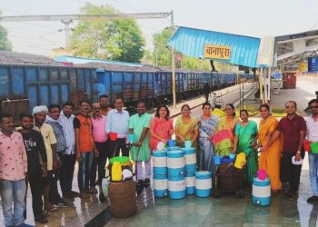 माहेश्वरी समाज द्वारा रेल यात्रियों को छाछ एवं शीतल जल सेवा की गई,16वर्षों से कर रहे निःशुल्क जलसेवा…