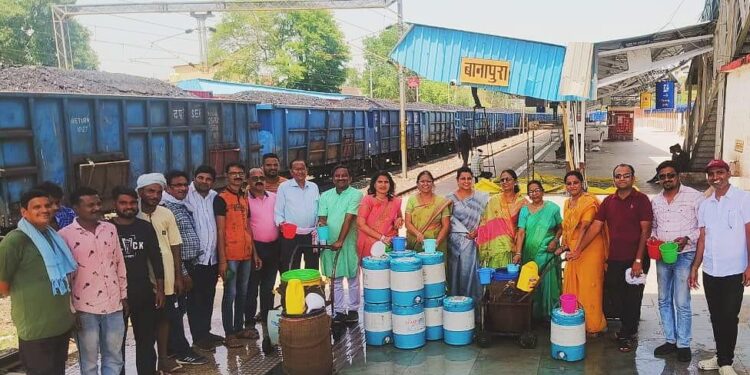माहेश्वरी समाज द्वारा रेल यात्रियों को छाछ एवं शीतल जल सेवा की गई,16वर्षों से कर रहे निःशुल्क जलसेवा…
