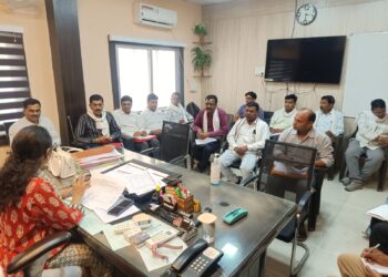 ग्राम पंचायतें ग्रामीण क्षेत्र में कचरे को हटाकर ग्राम पंचायत को स्वच्छ बनाएं