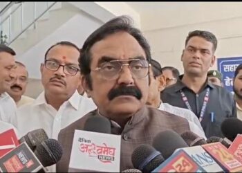 प्रभारी मंत्री राकेश सिंह से शराब दुकानों पर ग्राहकों से ओवर चार्जिंग वसूली सहित अवैध शराब सप्लाई पर मीडिया ने उठाए सवाल..!वीडियो