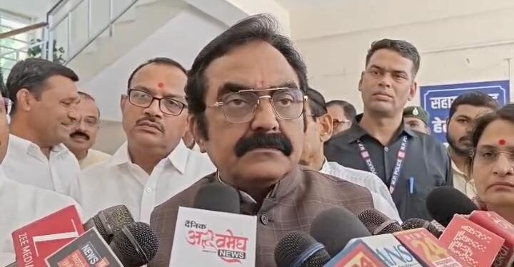 प्रभारी मंत्री राकेश सिंह से शराब दुकानों पर ग्राहकों से ओवर चार्जिंग वसूली सहित अवैध शराब सप्लाई पर मीडिया ने उठाए सवाल..!वीडियो