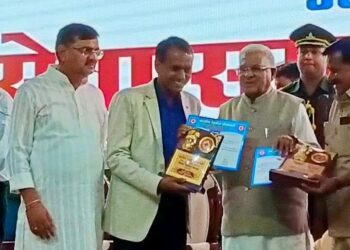 राज्यपाल मंगूभाई पटेल ने सेवाभावी कार्यों पर जिला शिक्षा अधिकारी एलएन प्रजापति को किया सम्मानित