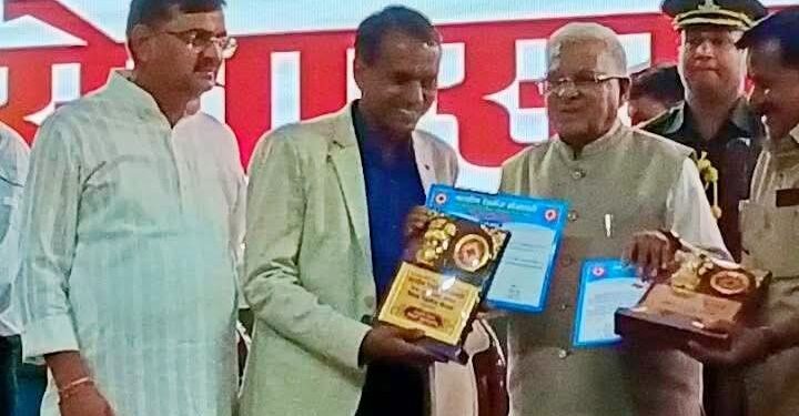 राज्यपाल मंगूभाई पटेल ने सेवाभावी कार्यों पर जिला शिक्षा अधिकारी एलएन प्रजापति को किया सम्मानित
