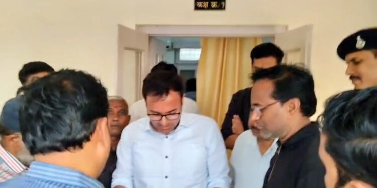 *💥नगर परिषद बरही के इंजीनियर के खिलाफ पार्षदों ने कलेक्टर को सौंपा ज्ञापन, कार्रवाई का मिला आश्वासन💥*