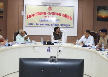 प्रभारी मंत्री राकेश सिंह के समक्ष अवैध कालोनियों सहित नहरों की बेसकीमती जमीनों पर अतिक्रमण कर सड़क बनाने का मामला गरमाया…..!प्रभारी मंत्री राकेश सिंह ने मीडिया के सवाल पर नहरों की जमीनों पर अतिक्रमण को लेकर कारवाही के दिए निर्देश..!वीडियो