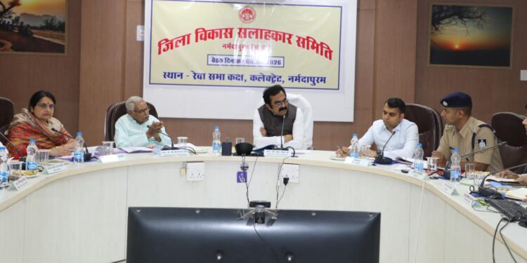 प्रभारी मंत्री राकेश सिंह के समक्ष अवैध कालोनियों सहित नहरों की बेसकीमती जमीनों पर अतिक्रमण कर सड़क बनाने का मामला गरमाया…..!प्रभारी मंत्री राकेश सिंह ने मीडिया के सवाल पर नहरों की जमीनों पर अतिक्रमण को लेकर कारवाही के दिए निर्देश..!वीडियो