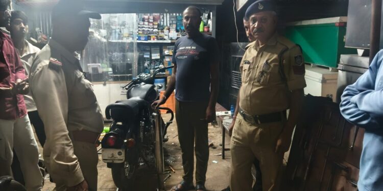 बरही पुलिस ने मॉडिफाइड सायलेंसर लगी बुलेट पकड़ी:चालक पर लगाया जुर्माना; नियम तोड़ने वालों के खिलाफ अभियान जारी