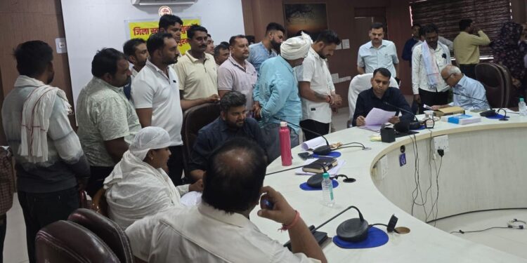 कलेक्टर की जनसुनवाई में डोलरिया तहसील के ग्रामीणों ने अवैध शराब की बिक्री पर कारवाही को लेकर लगाई गुहार…!