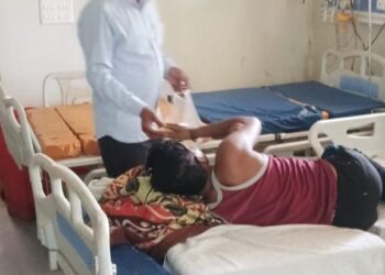 नए बीएमओ के आते ही मरीजों को फल बाटना शुरू,,,,,
