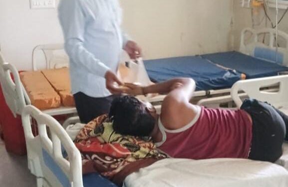 नए बीएमओ के आते ही मरीजों को फल बाटना शुरू,,,,,