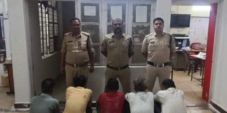 *स्लीमनाबाद पुलिस ने जुआ खेलते 05 जुआरियो को पकड़कर फड से 8250/- रुपए किए जप्त*