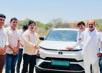 पीएम का आह्वानःविधायक घनश्याम चंद्रवंशी ने EV कार से सफर करने का लिया संकल्प…।  ‘राष्ट्रहित में पेट्रोल-डीजल की खपत कम करने पर अमल’