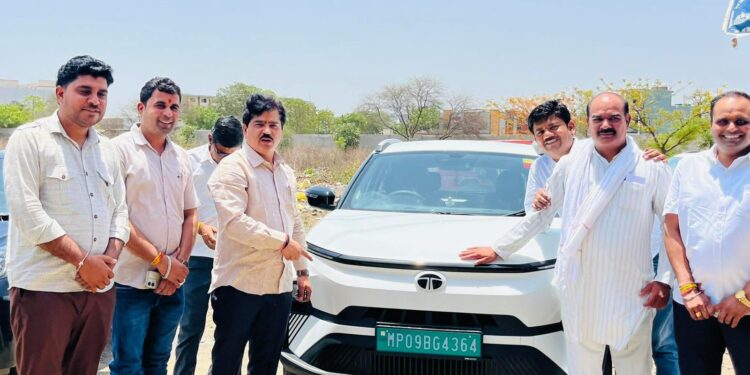 पीएम का आह्वानःविधायक घनश्याम चंद्रवंशी ने EV कार से सफर करने का लिया संकल्प…। ‘राष्ट्रहित में पेट्रोल-डीजल की खपत कम करने पर अमल’