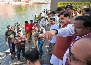*सीएम डॉ. यादव ने उज्जैन में किया विकास कार्यों का निरीक्षण, कहा- भविष्य के मद्देनजर पूरी योजना के साथ हो रहा काम*  – *मुख्यमंत्री डॉ. यादव ने रोड चौड़ीकरण-रामघाट पर हुए कामों को देखा*
