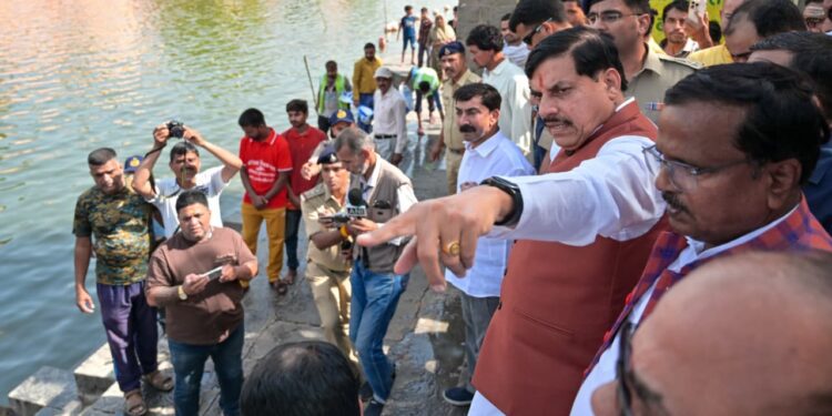 *सीएम डॉ. यादव ने उज्जैन में किया विकास कार्यों का निरीक्षण, कहा- भविष्य के मद्देनजर पूरी योजना के साथ हो रहा काम*  – *मुख्यमंत्री डॉ. यादव ने रोड चौड़ीकरण-रामघाट पर हुए कामों को देखा*