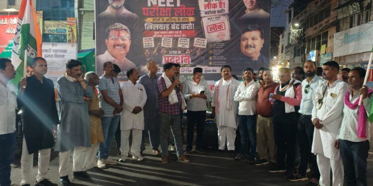 देशभर में हुए NEET पेपर लीक मामले के विरोध में जिला कांग्रेस कमेटी कटनी द्वारा सुभाष चौक में विशाल मशाल जुलूस निकालकर युवाओं के साथ हुए अन्याय के खिलाफ जोरदार प्रदर्शन किया गया
