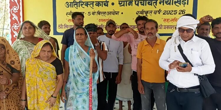 भीषण गर्मी मैं, महीने भर से गांव मैं बिजली सप्लाई पड़ी बंद,,,परेशान ग्रामीणों का फूटा गुस्सा,,,
