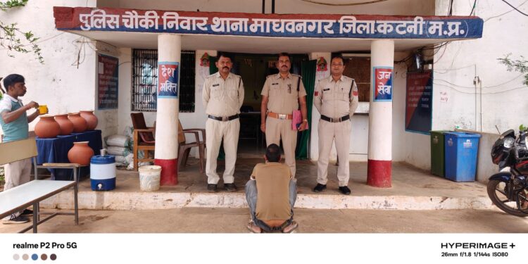 चौकी निवार, थाना माधवनगर पुलिस द्वारा महिला की झाड़ फुक कर छेड़ छाड़ करने बाला बाबा गिरफ्तार