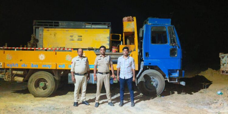 थाना बरही पुलिस द्वारा अवैध नलकूप खनन पर बड़ी कार्रवाई,बोरिंग मशीन सहित ट्रक जप्त